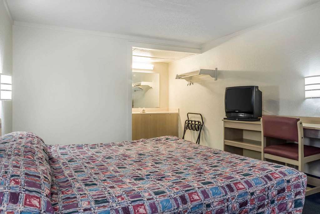 Rodeway Inn Sharonville Room photo